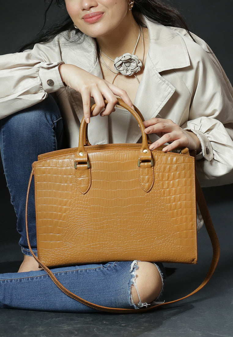 The Pauline, Tan Hunter