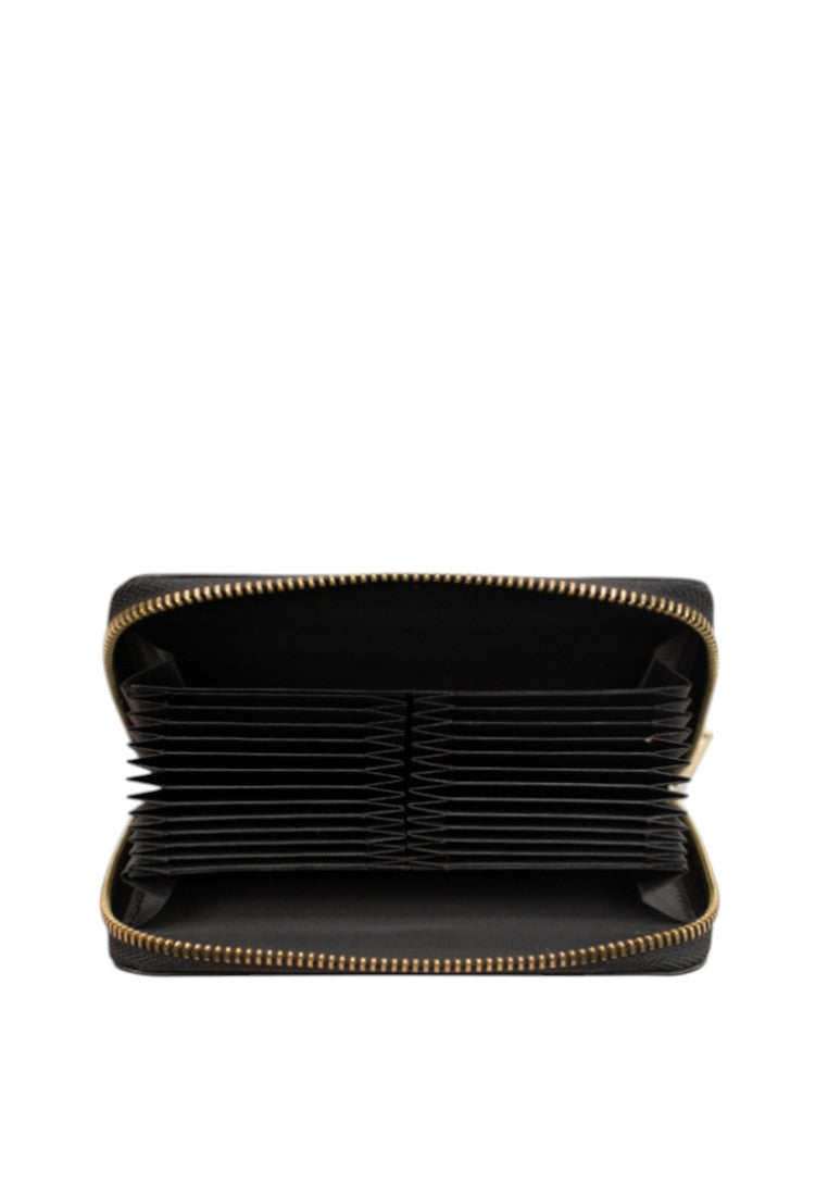 Cleo, Black
