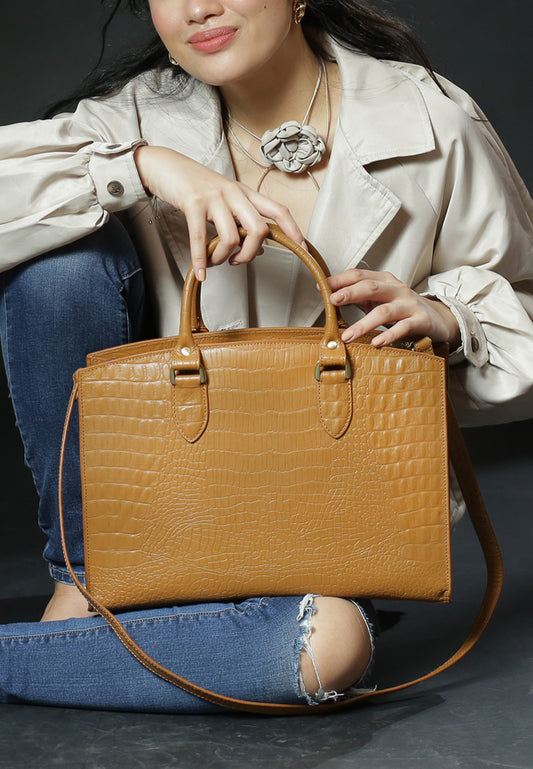 The Pauline, Tan Hunter