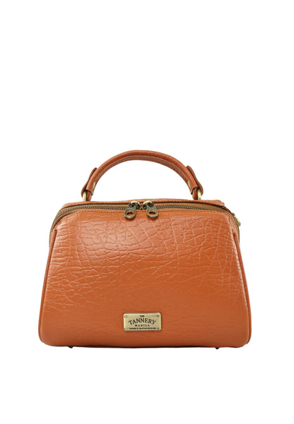 Roxy, Tan Saville