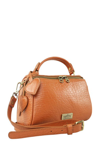 Roxy, Tan Saville